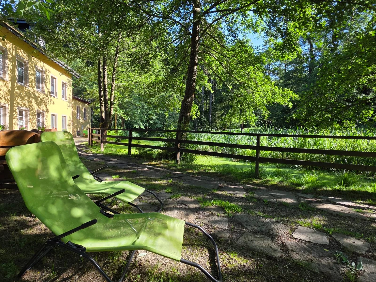 Schwarzmühle — Liegen im Garten vor dem Ferienhaus